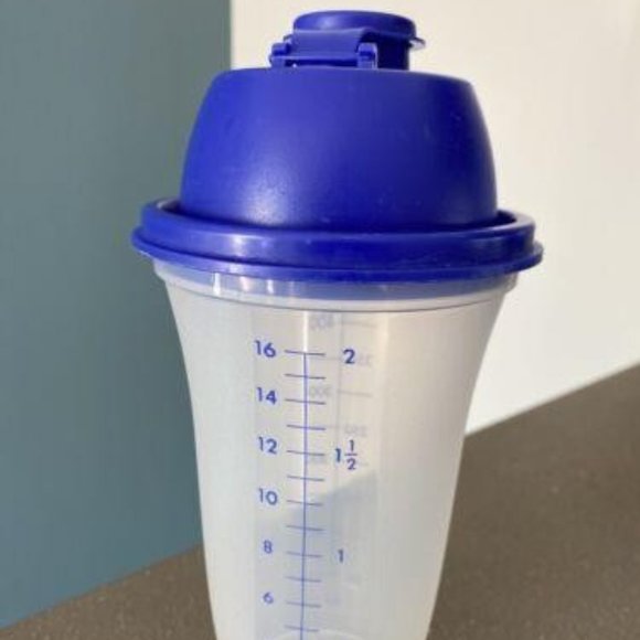 Tupperware Quick Shake 16 Ounce - Picture 1 of 5